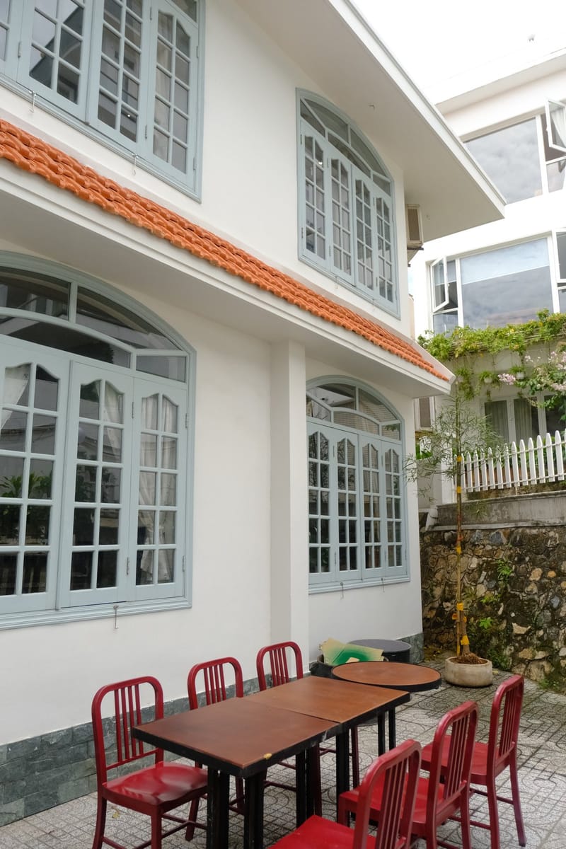 Bàn ghế đỏ ngoài sân