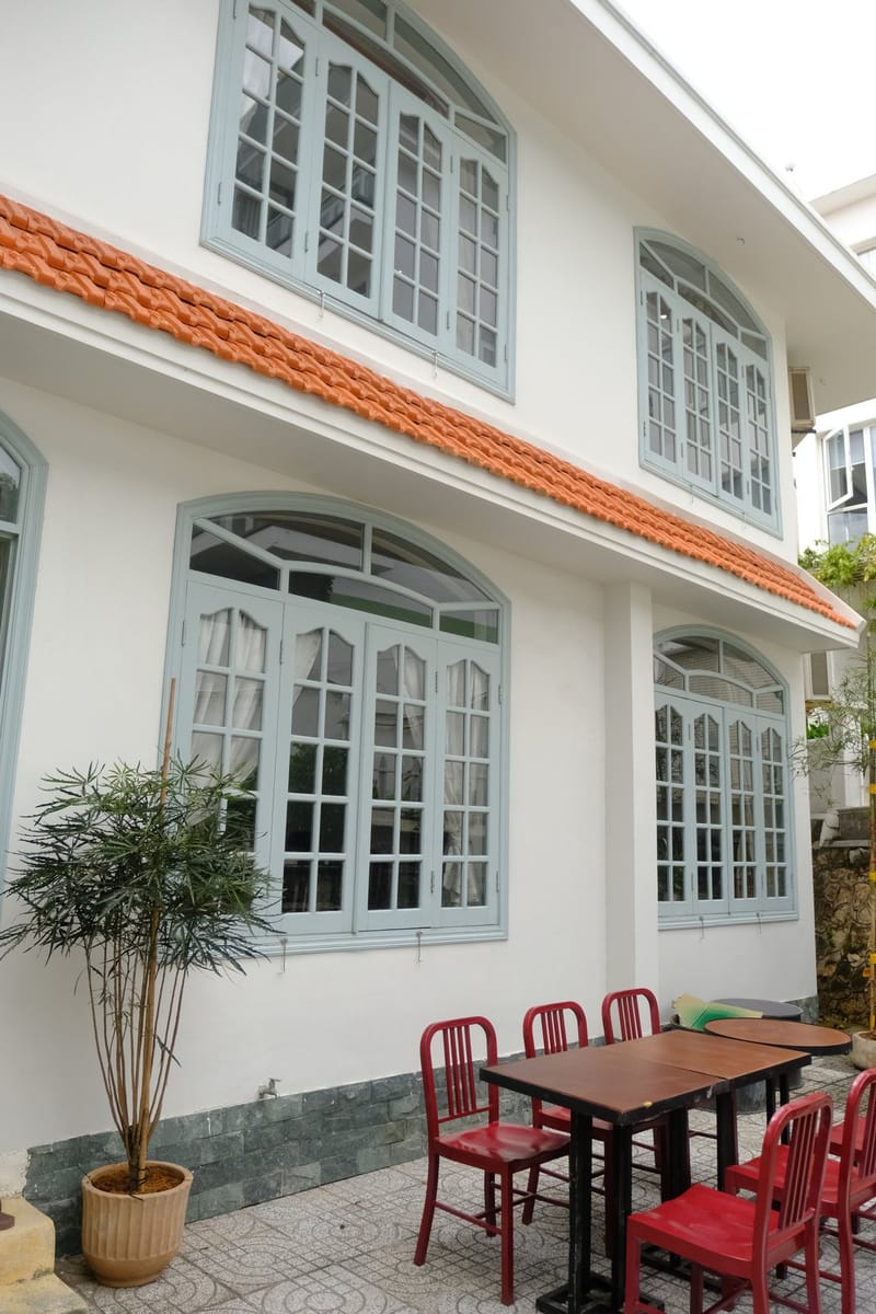 Bàn đỏ ngoài sân cạnh nhà