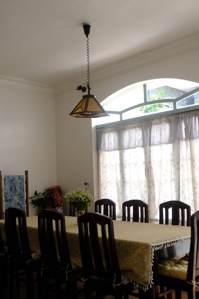 Bàn dài và cửa sổ vòm trong phòng ăn chung