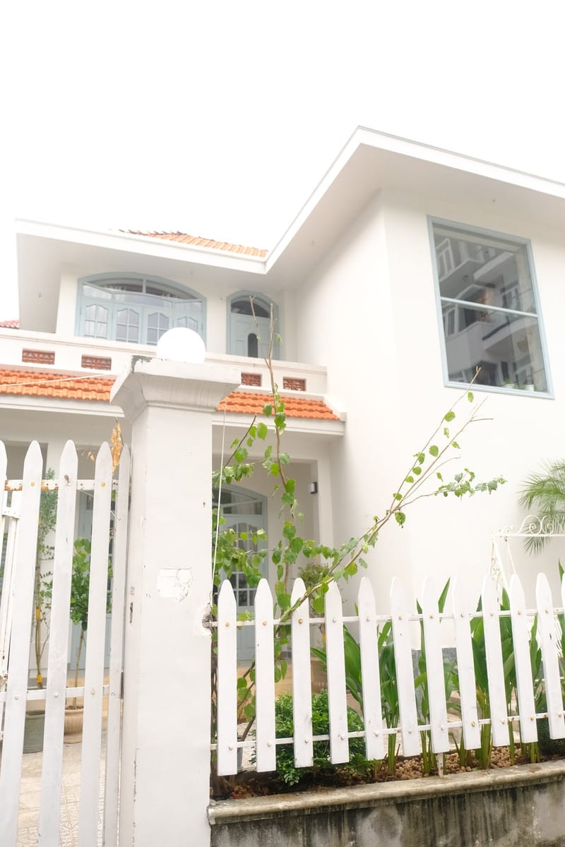 Hàng rào gỗ thấp phía trước BRIO House