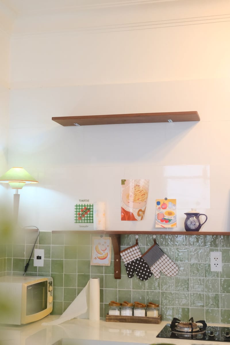 Kệ mở với lọ và chén đĩa trong bếp