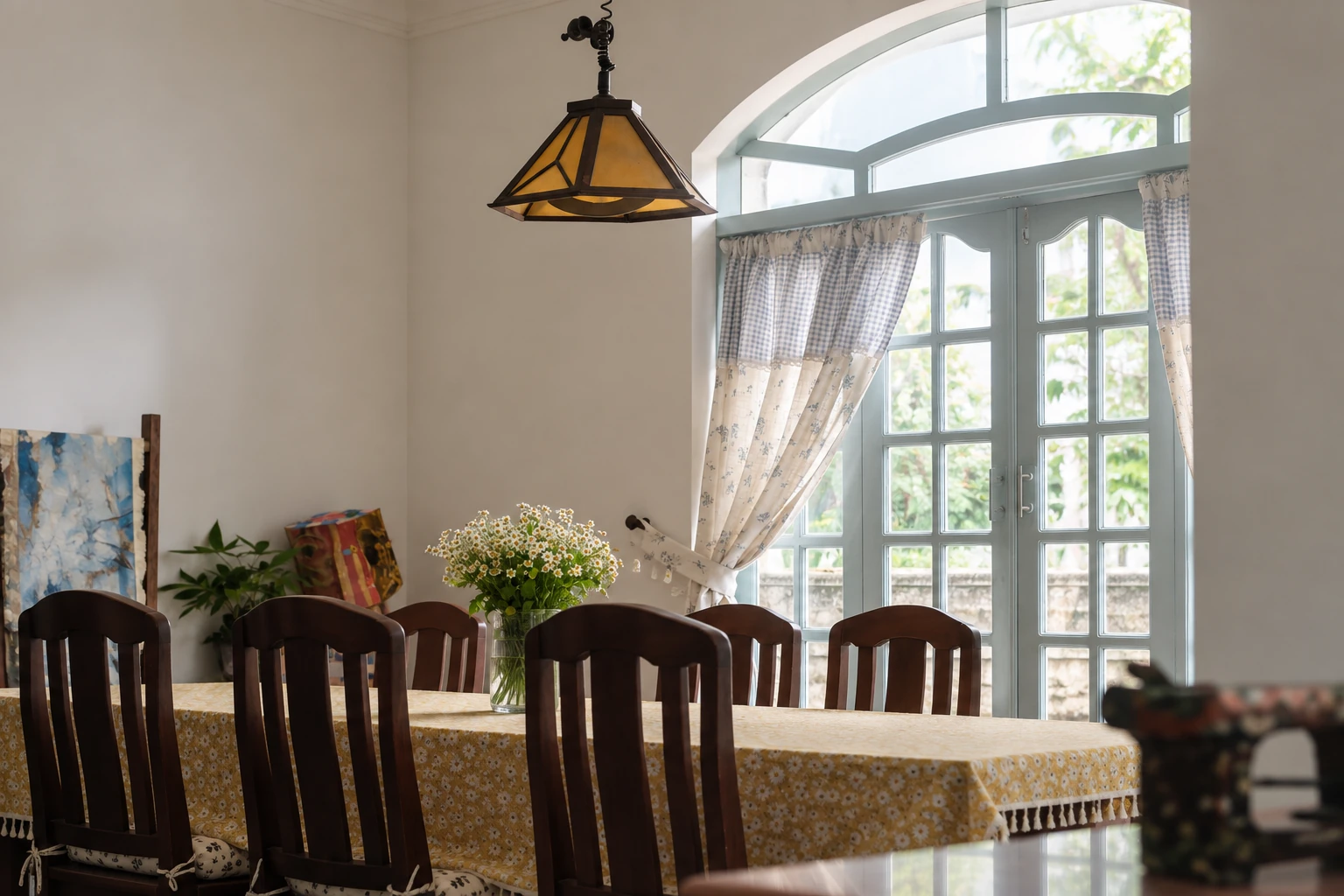 Bàn ăn và những ô cửa sổ xanh phấn ở BRIO House