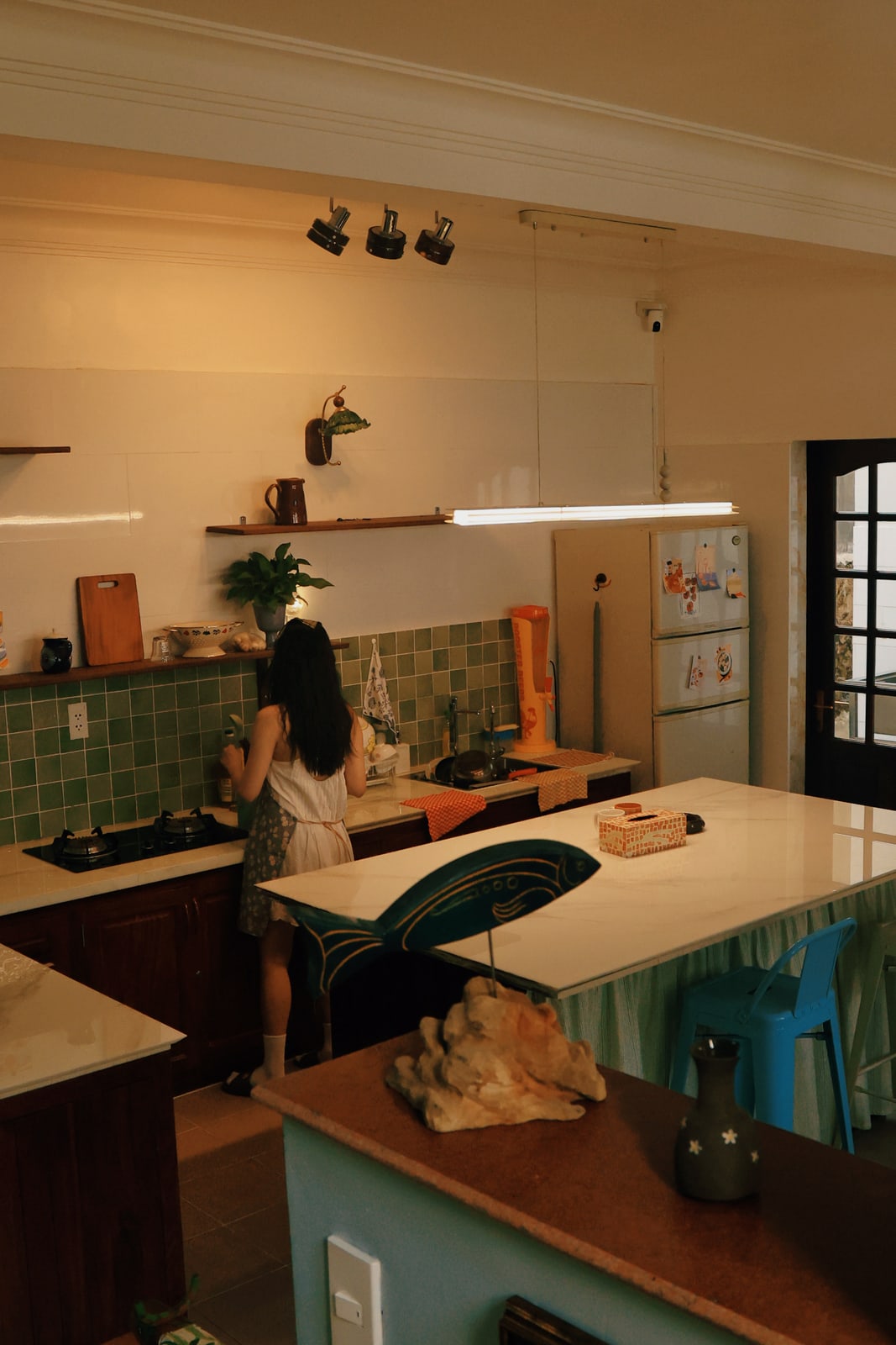 Gian bếp chung lát gạch xanh ở BRIO House