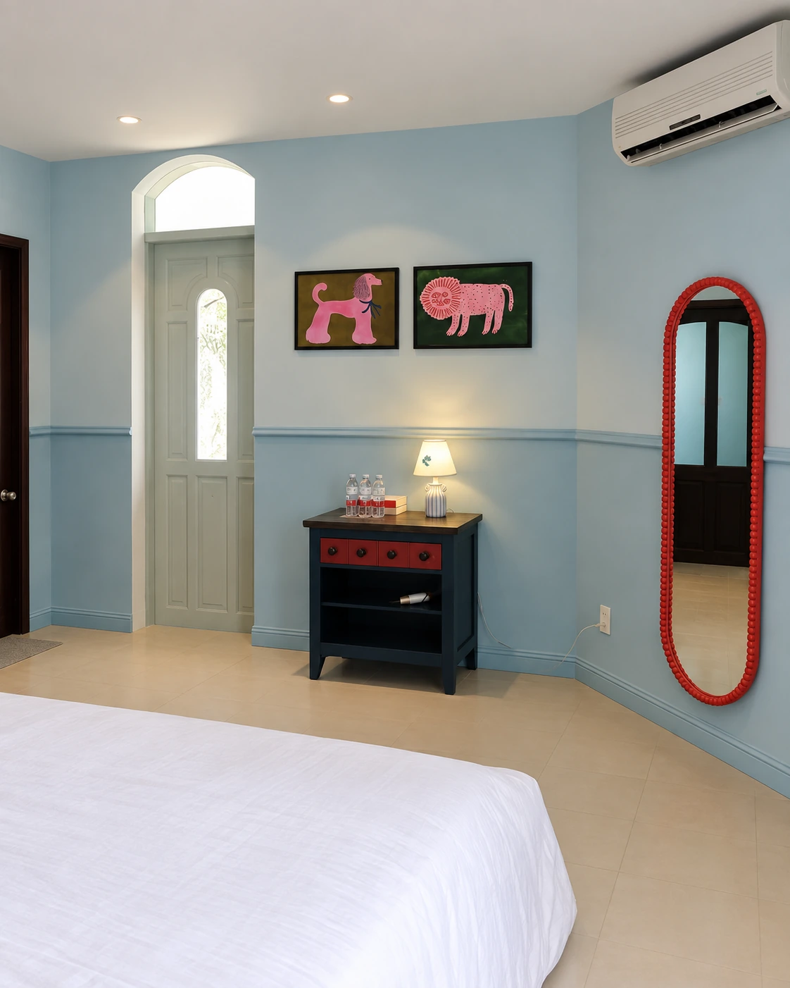 Bức tường đối diện trong phòng MARE với cửa vòm, tủ và gương đỏ