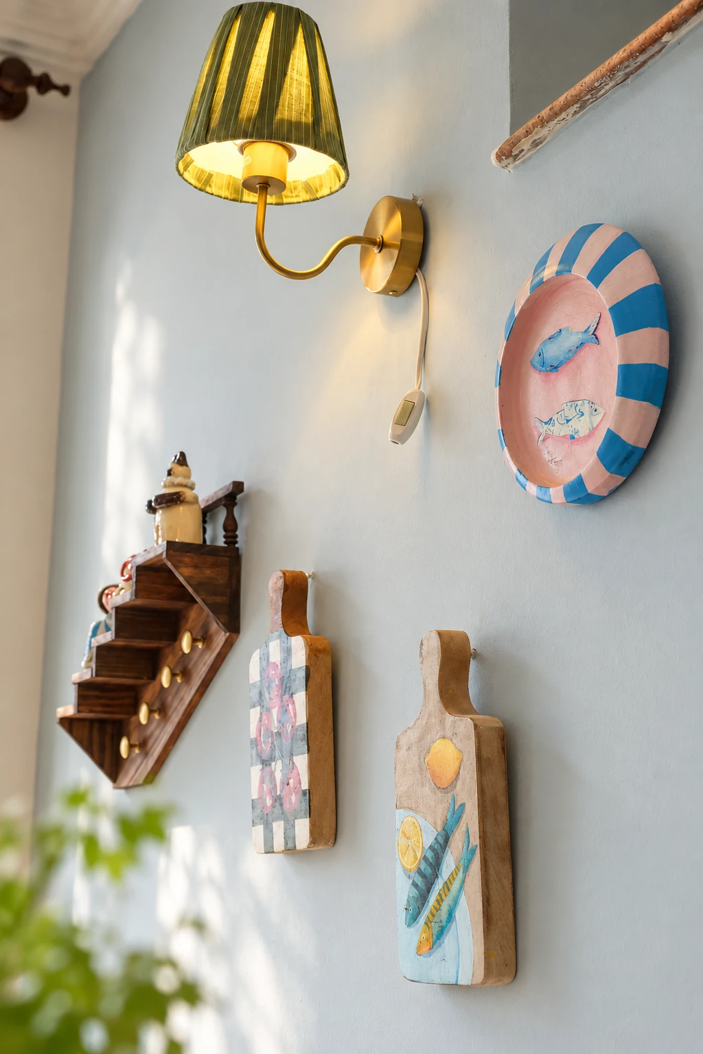 Tấm gỗ vẽ, chiếc đĩa và đèn xanh trên tường ở BRIO House