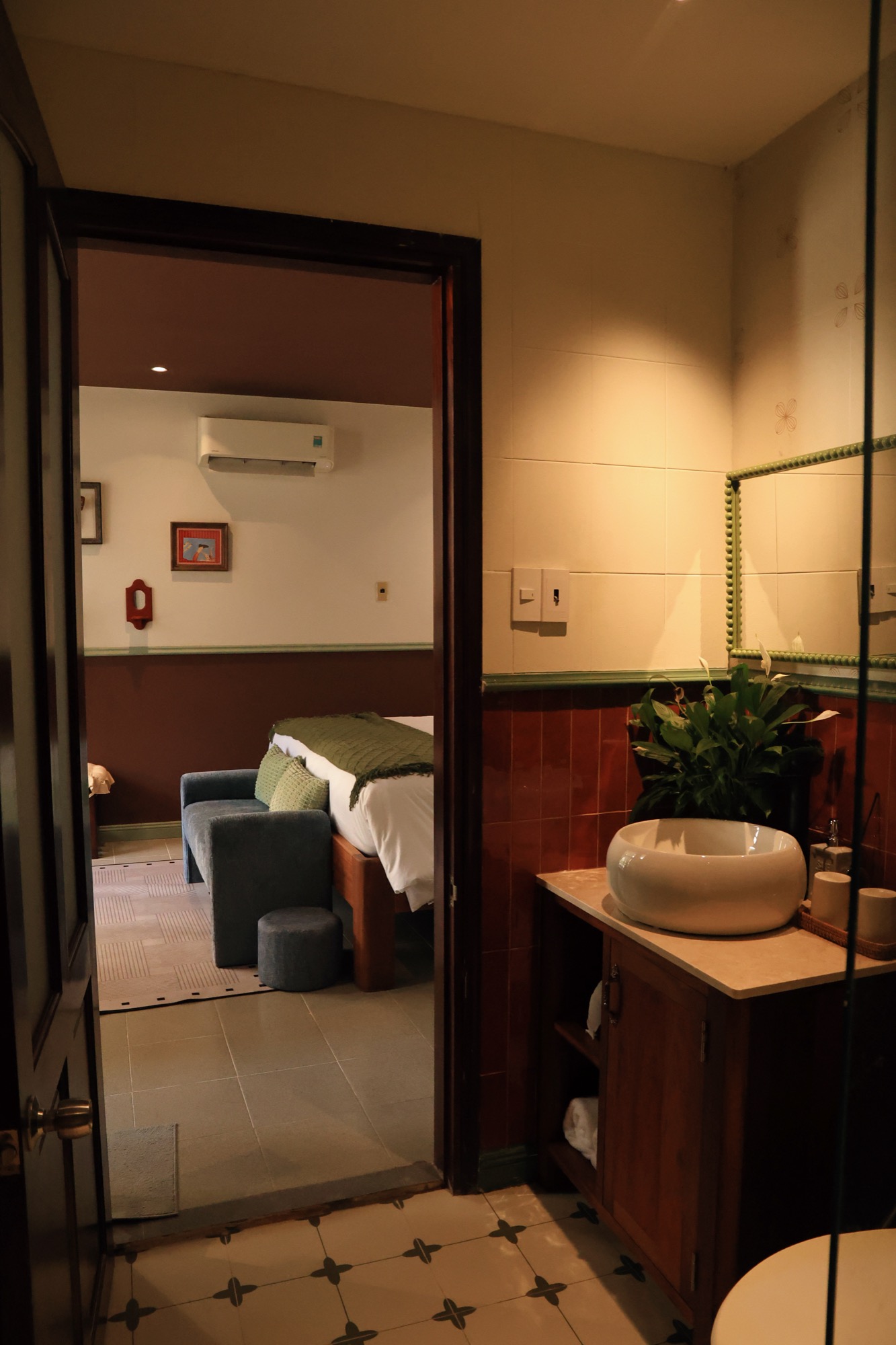 Bàn rửa mặt phòng tắm ROSSO nhìn từ cửa phòng ngủ