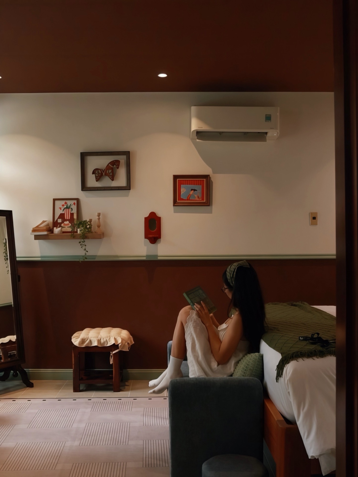 Khách đọc sách bên giường và bức tường đỏ rượu phòng ROSSO